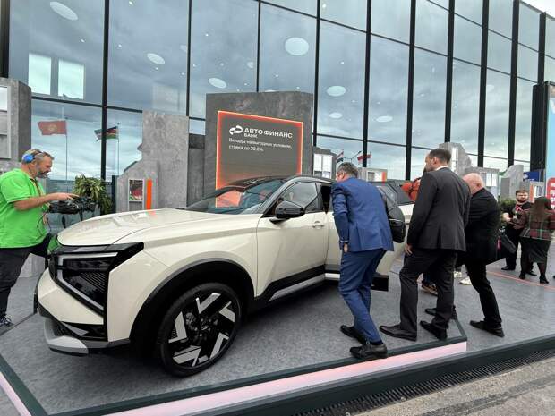 Стало известно, когда начнут продавать новый кроссовер Lada Azimut