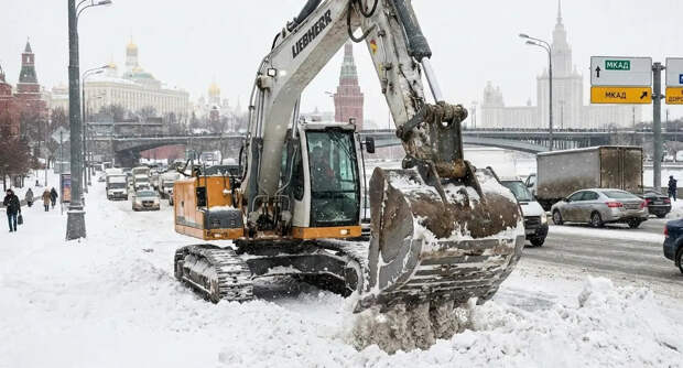 В центре Москвы перевернулся экскаватор, пострадал рабочий