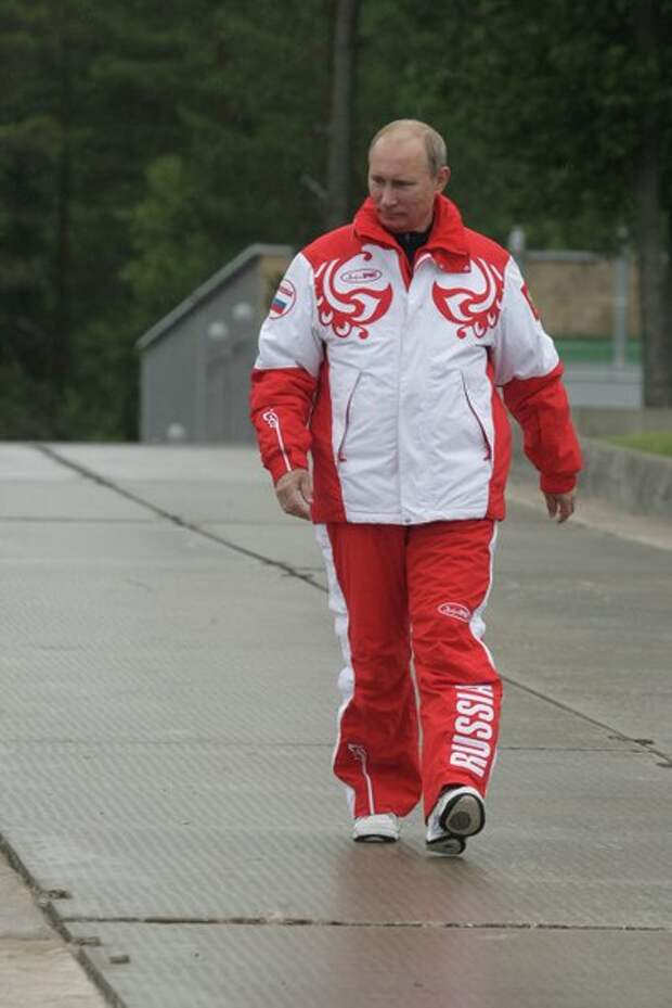 Путин в красном пиджаке и спортивных штанах