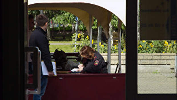Сотрудники правоохранительных органов работают в центре города Сургута на месте, где неизвестный мужчина напал с ножом на людей и ранил несколько человек. 19 августа 2017