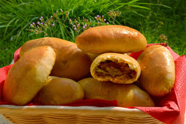 Печеные пирожки с капустой в духовке