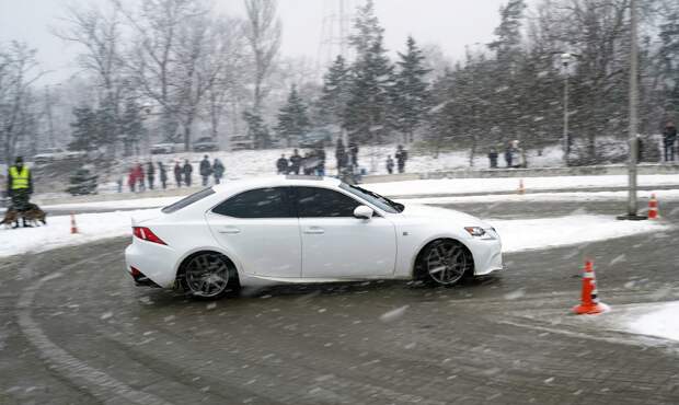Россиянин устроил дрифт на гендер-пати и лишился BMW