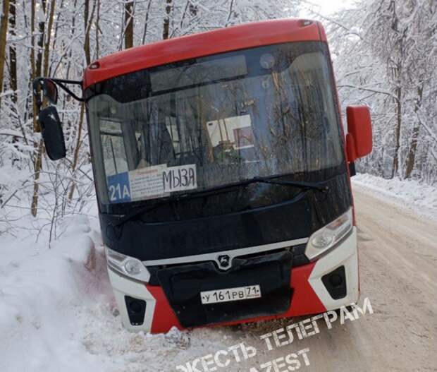 Автобус №21А перевернулся на узкой дороге в Пролетарском районе Тулы