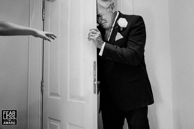 https://static.boredpanda.com/blog/wp-content/uploads/2018/12/best-wedding-photos-2018-fearless-awards-photography-36-5c18f30091c80__880.jpg