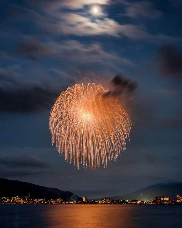 The Japanese Photographer Keisuke Captures The Beauty Of Fireworks In Japan