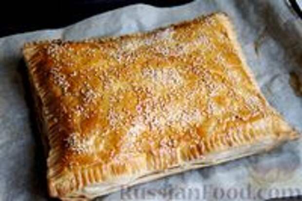 Фото приготовления рецепта: Слоёный пирог с килькой в томате - шаг №11