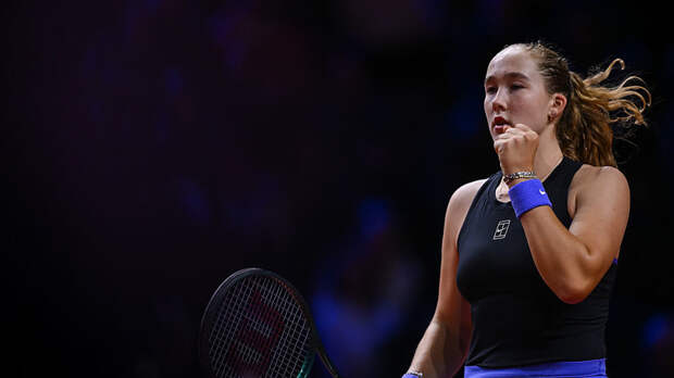 Андреева спела на корте в честь дня рождения своего тренера