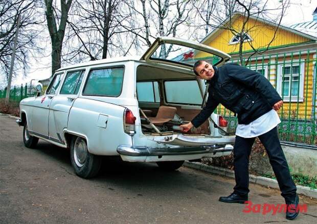 Двухчастная задняя дверь универсала для скорой особенно удобна.