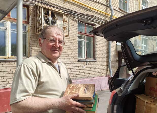 Пенсионер из Текстильщиков передал в Донбасс целую детскую библиотеку / Фото: Татьяна Щербакова