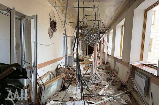 Как выглядит внутри поврежденная обстрелом ВСУ детская больница Донецка