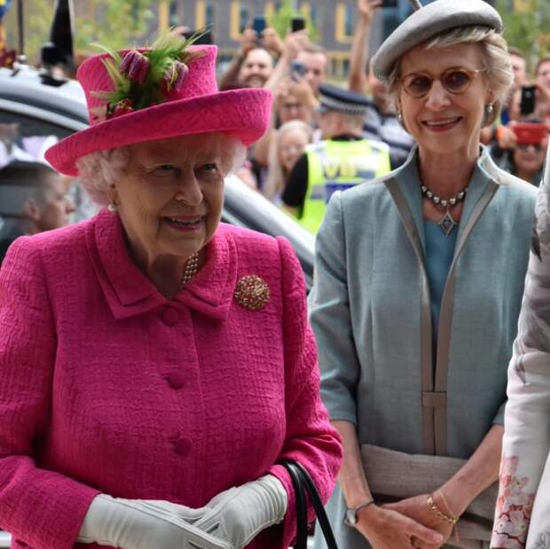 Королева Великобритании Елизавета II "заказывает" одежду из гардероба на соседнем этаже\ фото - Букингемский дворец