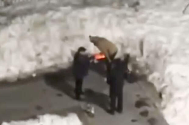 В Кузбассе женщина пыталась сжечь плакат с Героями России и едва не спалила дом