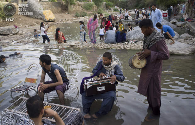 Пакистан. Исламабад. Пакистанцы «оккупировали» ручей. (AP Photo/B.K. Bangash)