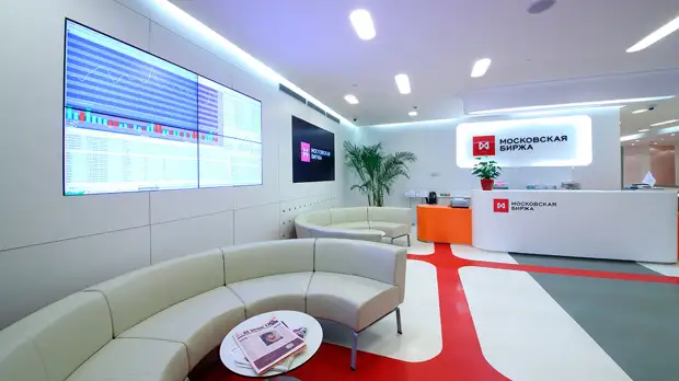 Центробанк возобновит торги 33 акциями