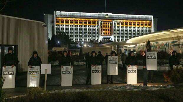 Сотрудники полиции во время акции протеста против повышения цен на газ в Алма-Ате, Казахстан Сотрудники полиции во время акции протеста против повышения цен на газ в Алма-Ате, Казахстан