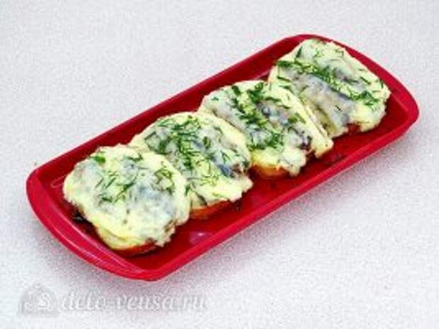 Горячие бутерброды со шпротами и сыром готовы