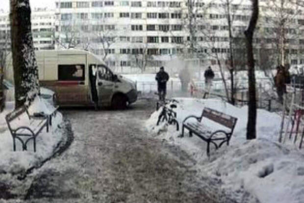 Mash на Мойке: 83-летний пенсионер обварил ноги, угодив в яму с кипятком