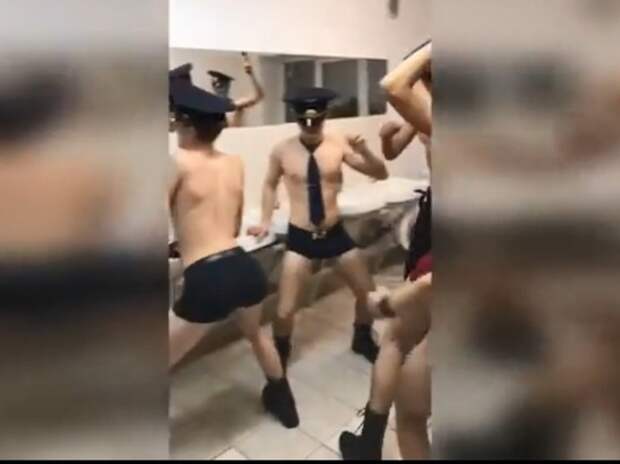 Ульяновские курсанты сняли эротическое видео в духе бара «Голубая устрица»