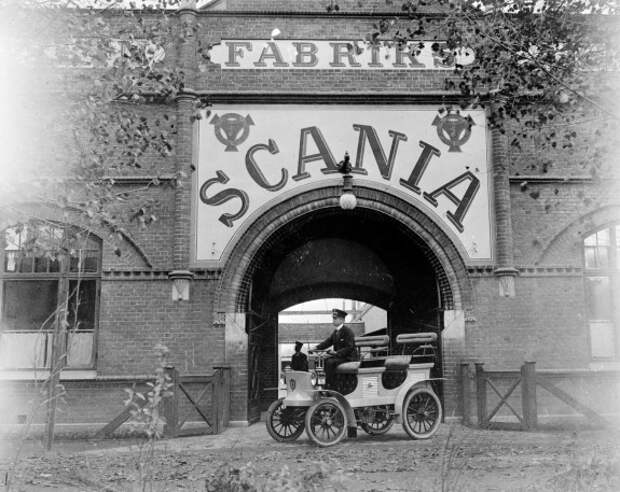 Первый автомобиль Scania по прозвищу «Желтая опасность» у ворот завода в Мальмё, 1901 год. «Желтой опасностью» в те годы называли массовую миграцию китайских рабочих в западные страны Первый автомобиль Scania по прозвищу «Желтая опасность» у ворот завода в Мальмё, 1901 год. «Желтой опасностью» в те годы называли массовую миграцию китайских рабочих в западные страны