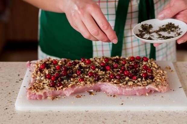 Праздничный рулет из свинины с куриным филе. Этап: 5