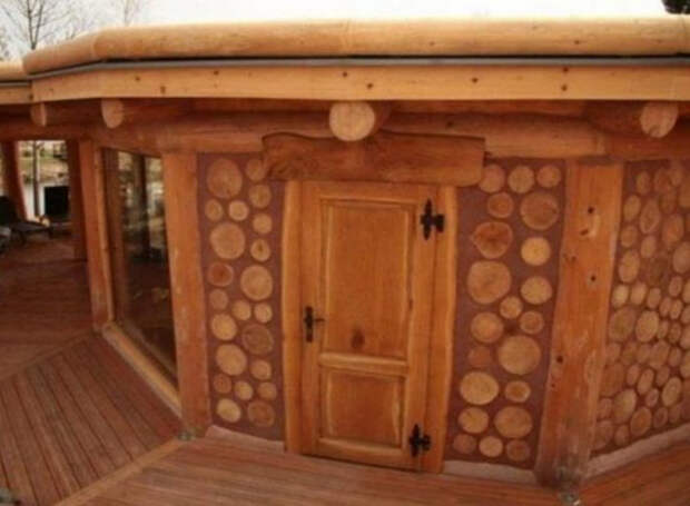 Они взяли обычные дрова и построили из них шикарный тёплый дом!