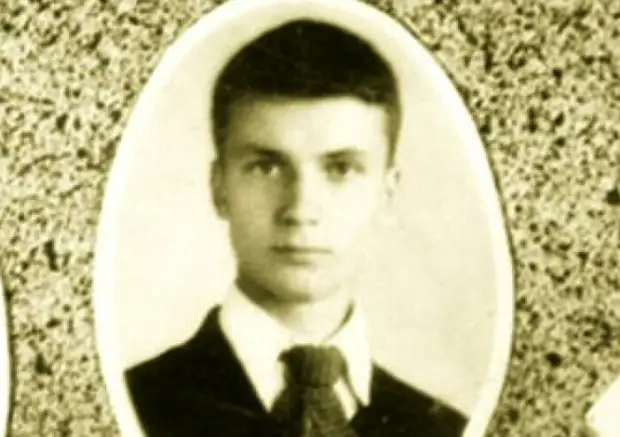 Чикатило. Фото из школьного альбома. Чикатило. Фото из школьного альбома.