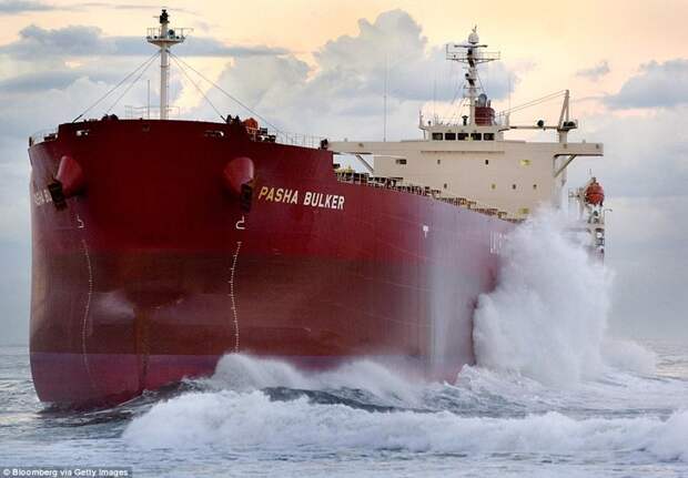 Судно "Паша Балкер", груженое углем, входит в порт Австралийского Ньюкасла во время шторма буря, корабли, море, океан, стихия, суда, фото, шторм