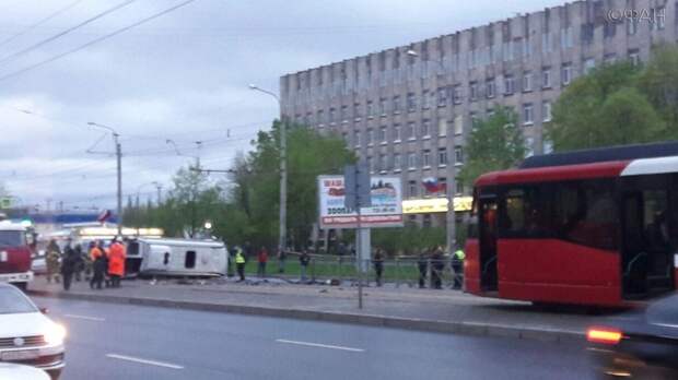 Дтп с трамваем в санкт петербурге. Авария на Бухарестской сегодня в СПБ. Авария с трамваем на свечном переулке.