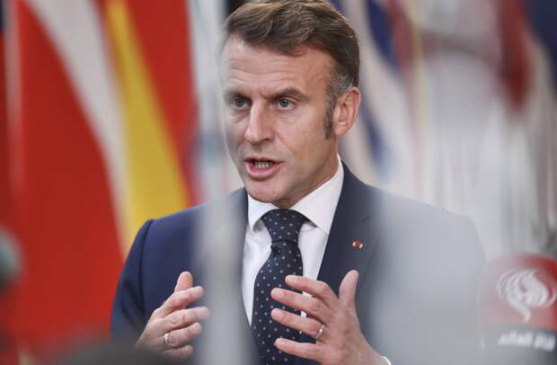 Politico: после принятия бюджета Макрона ждёт роль «хромой утки»