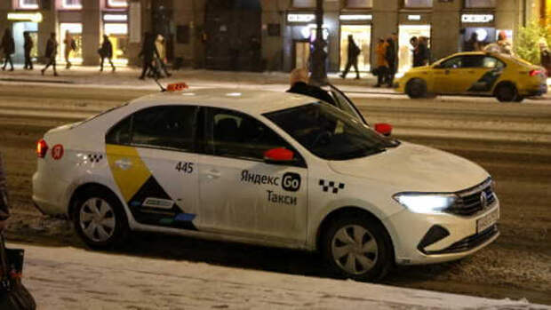 Мигранты наказаны за издевательство над девушкой. Полиция добилась извинений (Видео)