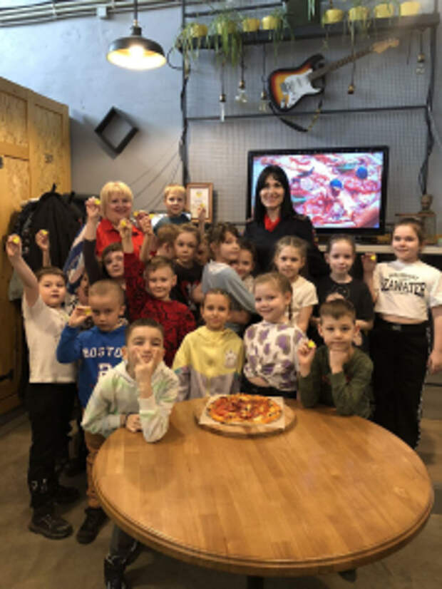 В Оренбургской области сотрудники Госавтоинспекции вместе с первоклассниками пекли пиццу «Колесо» и говорили о Правилах дорожного движения