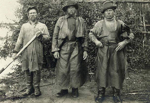 Рыбаки в промысловых костюмах. Россия, 1910 год.