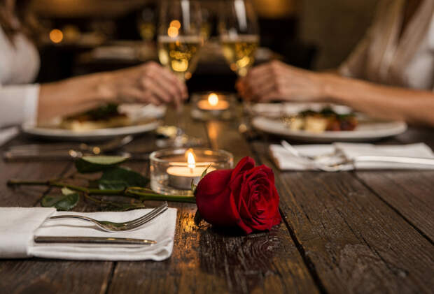 Рестораны захотели брать с москвичей десятки тысяч рублей за бронь столиков на 14 февраля