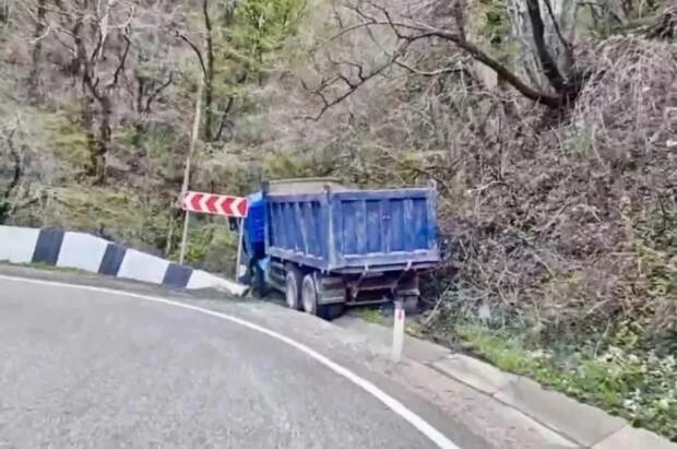 В РФ водитель выпрыгнул из машины при отказе тормозов и попал под другую