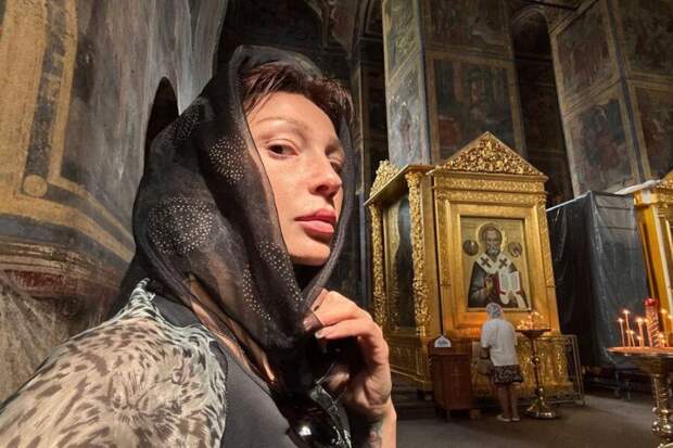 Блогер Настя Ивлеева отправилась замаливать грехи в мужской монастырь