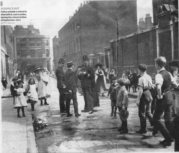 Констебли полиции на улицах Шордича, восточный Лондон, 1911 год. | Фото: libcom.org.