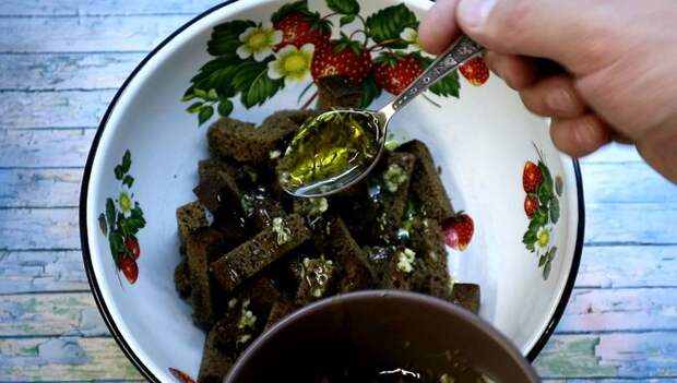 Чесночный соус и гренки. Идеальная закуска. чесночный соус, гренки, кулинария, еда, видео рецепт, рецепт, видео, длиннопост
