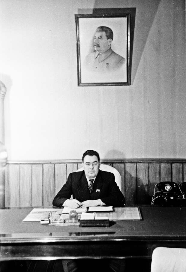 Первый секретарь Днепропетровского обкома КП(б) У Л.И. Брежнев в рабочем кабинете. Февраль 1946 года. Фото: РИА Новости