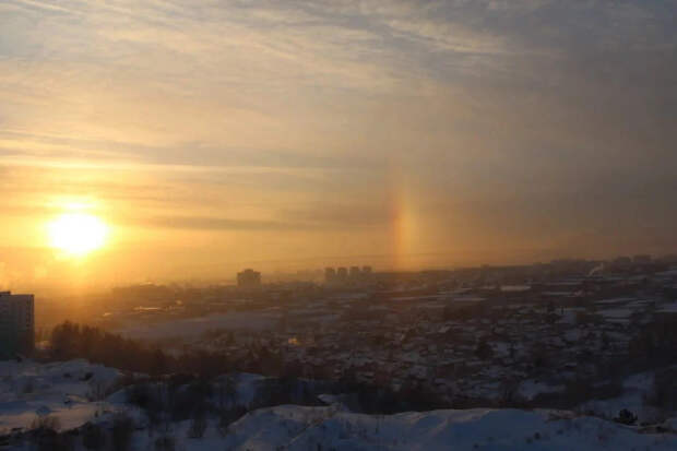Жители Мурманска три дня наблюдают в небе редкий гало-рассвет и "три солнца"