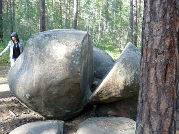 Огромные валуны, распиленные в древности не понятно зачем и как