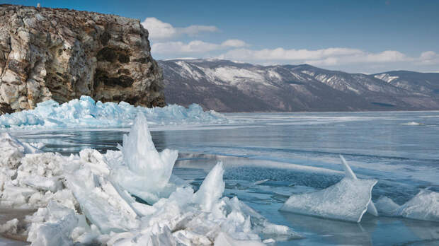 Внедорожник с женщиной и ребенком провалился под лед на Байкале