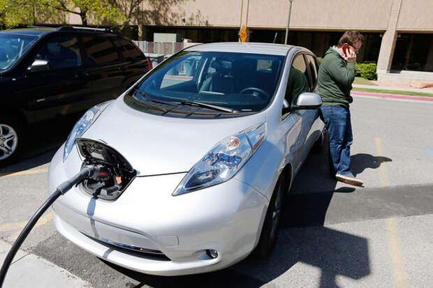 Более дешевый электромобиль Nissan Leaf остается уже который год на втором месте - в мире продано 49 800 шт., из которых больше трети - 18 827 - в Европе. В Китае электрокар продается как Venucia e30, но из-за высокой по сравнению с местными марками цены особой популярностью не пользуется. Но если прибавить продажи китайского аналога - около 1700 штук - Leaf можно считать самым массовым электромобилем в мире