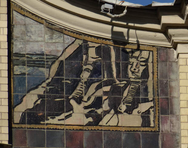 Майоликовое панно «Поклонение старине» на западном фасаде гостиницы «Метрополь». А.Я. Головин.