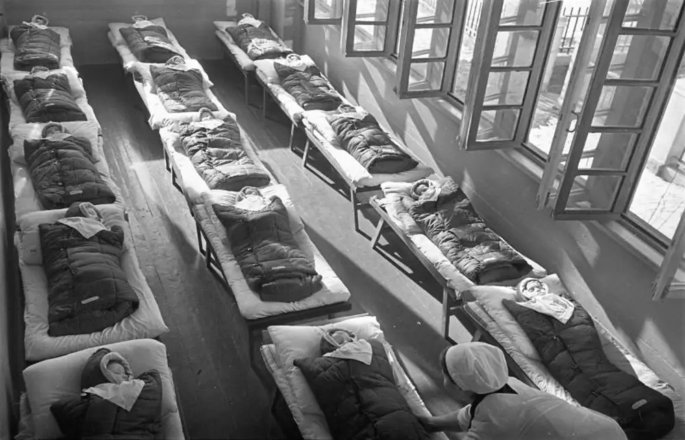Дневной тихий час. Сон час в детском саду СССР. Тихий час в Советском детском саду. Тихий час в детском саду 1950. Советские дети спят на улице.