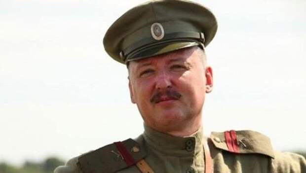 БАЛЛАДА О ПОРУЧИКЕ Дугин: "Призрак поручика: наше имя - Стрелков" Игорь Стрелков (Гиркин). Мне кажется, что его псевдоним и есть его настоящее имя. Русский человек держит оборону страны (Новороссия) в 20 000 000 человек перед лицом целой армии. Конечно, он не один. Но армия без полководца не армия. Есть полководец, армия есть или будет. Нет полководца — любая армия распадется в считанные часы. Стрелков воюет против страны Украина, где власть захватили неонацистские путчисты. Один против целой страны. В Киеве приказы отдает хунта и отчасти (к нашему счастью, весьма неохотно) выполняют их Вооруженные Силы страны. Да, ВС Украины не хотят воевать. Да, не понимают за что и против кого. Но сзади стоят каратели из "Правого Сектора"/Национальной Гвардии. Воевать со Стрелковым они боятся, им привычнее убивать мирных жителей (что с них взять - внуки Бандеры), но в спину своим войскам они выстрелить всегда готовы. Но все-таки это армия. И это какое-никакое государство, существующее хотя бы по инерции. А инерция институтов серьезная вещь - все страны бывшего СССР до сих пор прожигают советсткое институциональное наследие. В случае Украины прожигают в самом прямом смысле. Но Стрелков. От чьего имени и во имя чего воюет он? Он держит оборону Славянска и всей ДНР столько времени. На что он опирается? Кто отдает ему приказы? Кто за ним стоит? Самое поразительное: никто. Никто не стоит. Никто приказов не отдает. Никого нет. Стрелков действует не по приказу и не по инерции. Его начальство другого рода. Он мыслит себя мобилизованным той инстанцией, в существование которой сегодня практически никто не верит. Стрелков был призван на службу Русским Миром, русским Народом, русской цивилизацией. В Киеве власть захватили жестко русофобские силы. И все замерли, затихли, разбежались. Сверкнули откормленные пятки Януковича. Потрясывая пузом, принялся улепетывать Пшонка. Растерянно мигнул луч прожектора в очках Лаврова. Ахметов начал серию переговоров о перераспределении долей с Коломойским. Сплюнула семечки евромайданная гопота. И вот тут появился Игорь Стрелков. Спокойный, ноншалантный, несколько не от мира сего. Из другого времени, из другой истории, из другого общества. Как две капли воды похожий на добольшевистского поручика царской армии. И в такого поручика, как позднее выяснилось, он в добровольческих реконструкциях периодически и перевоплощался. И наконец, перевоплотился окончательно. И взял Крым. Уже потом появились технологи, снятые на распределенные планшеты крымчанки в тельняшках на фоне "вежливых людей" и элегантная прокурор Поклонская. Но начал Стрелков и Стрелков же закончил. Когда Путин сказал, что в Крыму не было российских войск, он не отклонился от истины. Стрелков - это не российские войска. Это тень русского прошлого, это призрак русского будущего. Это то, чего нет в нашем настоящем. Стрелков взялся из энциклопедии любви к Отечеству 1910 года. Он сошел с плаката Первой мировой и тут же вступил в бой. Крым взят. Спокойно сообщил он в никуда (условно, в Кремль). Выдвигаемся в Новороссию. Его телеграммы никто не читает. Они повисают в воздухе, пока в поисках дыхания на них не наткнется русский народ, жизненные центры которого стянуты удавкой русофобской политической элиты, шестой колонны, захватившей власть в 90-е и никак не желающей ее уступить. Один из таких простых русских людей, полковник Путин, также наткнулся на донесение Стрелкова из другого пространства и другого времени. И также вдохнул. Но странно — этот русский человек пролетарского происхождения, такой же растерянный и невнятный как и весь наш народ сегодня, лишь смутно припоминающий о том, кто он, кем он был и кем ему суждено стать, оказался занимающим пост Президента. Путин прочитал телеграмму, написанную ниоткуда и никому. Просто до востребования, до русского востребования. И прочел. Это и называется "Крым — наш!" Пущенная в никуда весть случайно достигла адресата. Шестая колонна в ужасе, никто не понимает, как такое могло случиться. Но это уже факт. Путин прочитал телеграмму. И ее содержание ему что-то напомнило. Кто такой Стрелков, спросил Путин, но тут же забыл о чем спрашивал, не дожидаясь ответа. Игорь Стрелков тем временем, как и обещал неизвестно кому, то есть Русскому Миру, прошел дальше. Повернувшись лицом на Север, он рассуждал так: налево пойдешь, живьем сгоришь. Направо пойдешь, домой вернешься. И Стрелков пошел прямо, на Север. Ткнув пальцем в карту, он попал в город СлАвянск. Какое хорошее название, подумал он. Как оно близко моему добровольческому сердцу. Это и славяне и слава. Это мой город. И пошел. В Славянске была женщина мэр и много прекрасных русских людей. Женщина мэр скоро куда-то пропала, а люди остались. Стрелков позвал понурых мужчин и cпросил, где у них лежит оружие. Поискав, они нашли кое-что. Так началось строительство Донецкой Народной Республики. Вначале Стрелкову никто не поверил. Особенно Киев. Путин войска не введет, ему руки и ноги стреножат Вашингтон и Брюссель, голову заморочит шестая колонна, и окончательно запутают дебилы, пиарщики и предатели, среди которых он чувствует себя привычно и комфортно. Поэтому Славянск пустим под нож, заодно и продемонстрируем могущество нашей бандеровской удали, решили в Киеве, и их в этом поддержал, потирая руки, перевоплотившийся в Игоря Коломойского недавно удавленный Борис Березовский. Коломойский рассудил так: позвоню своим в Россию, они быстро сольют Юго-Восток. Позвонил, свои услышали. Начали сливать. Славянск оказался под атакой. Засвистели снаряды, закружились вертолеты, запылали дома. Все учли все. Не учли одного: Игорь Стрелков не принадлежит к этой реальности, Вашингтонов и Брюсселей, Коломойских и Фридманов, Порошенок и Ахметовых, Тимошенок и Сурковых, Майданов и Представителей по правам человека при Президенте. Он из другого мира, из Русского Мира, где всей этой гнили просто не существует. В его прозрачном патриотическом добровольческом сознании иная геометрия. Он взял Крым? Взял. Он пошел в Славянск? Пошел. Он пришел в него? Пришел. Он собрал мужчин? Собрал. Вооружил? Вооружил. И теперь встал и стоит. Ему со всех сторон раздаются приказы как залпы - и залпы как приказы. Стрелков пошел вон! А он стоит. Ему шлют телеграммы: давай, назад! Отступаем! Приказ! Крым взяли, и хватит. А он стоит, он не слышит. Спереди огонь озверелой украинской армии. Как так? Что происходит? Путин войска не вводит, а мы не только Юго-Восток, какой-то ничтожный Славянск взять не можем. И из-за чего? Непонятно. Почему Стрелков все еще держится? Почему наши потери столь велики? Почему каждый день мы не досчитаемся то БТРов, то пушек, то банды головорезов, знатно исписанных свастиками, а потери уже исчисляются на сотни. Что происходит? Коломойский не дозвонился? В Вашингтоне сбой времени? В Брюсселе руководство застряло в гэй-клубе и опаздывает на работу? Когда отзовут Стрелкова? Когда его убьют? Когда он исчезнет, в конце концов, вернувшись на свое место на желтом дореволюционном плакате... Стрелков же как ни в чем не бывало стоит, там, где стоял. Неторопливо зовет мужчин встать в строй. Нехотя создает женский батальон, пока мужчины думают. Но стоит. Пришел в Славянск и не уходит. Один против армии. Один против государства. Один против предателей в Москве. Один против Кремля. Вообще один. Он и его война. Как Д'Анунцио во Фьюме, пришел и не уходит. Вы заметили, что обращения Стрелкова вообще лишены истерики. Он будто спит. Уровень истерики - ноль. Подчас констатирует вещи, которые формально играют против него. Но он не технолог и не политик. Он призрак истинной России, двойник, пришедший из настоящего русского настоящего в наше ненастоящее нерусское "настоящее". Игорь Стрелков в Славянске привычно держит оборону. Ваше Превосходительство! Защищаем Новороссию! Так точно! Есть, ни шагу назад! С кем он разговаривает? Кому отдает честь? Мы не видим, не понимаем, даже не догадываемся. Он живет в своем стрелковом мире, который и есть Россия. А мы в каком мире в таком случае живем? Или все это нам просто снится? Может быть и так. Но сны, которые буду смотреть я, это сны про Игоря Ивановича Стрелкова. Они дороже мне, чем любая явь. Потому что он и есть явь, и его ДНР — явь, и его друг — народный губернатор Павел Губарев — явь. И его Новороссия — явь. И его Россия — явь, и это моя Россия, стрелковая Россия, единственная и смертельная Россия. И имя ее Славянск