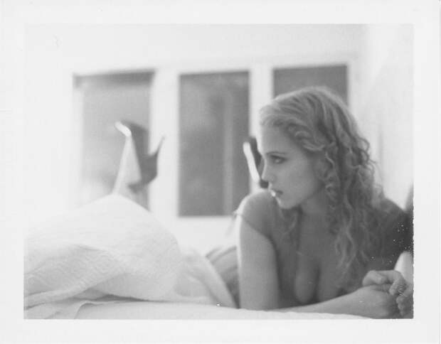 «Полароиды женщин»: атмосферные фотосессии 1990-х Дьюи Никса