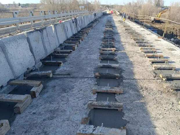 Ремонт моста через реку Сузун продлится до середины осени