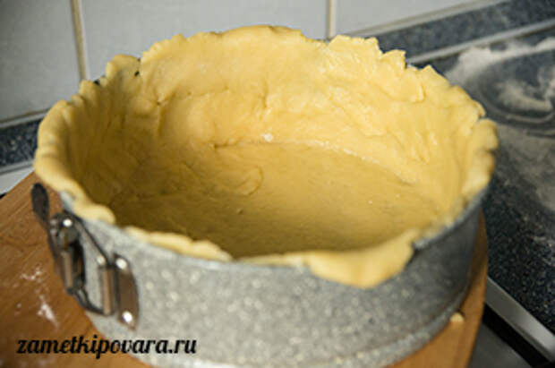 Баскский пирог с черешней и заварным кремом