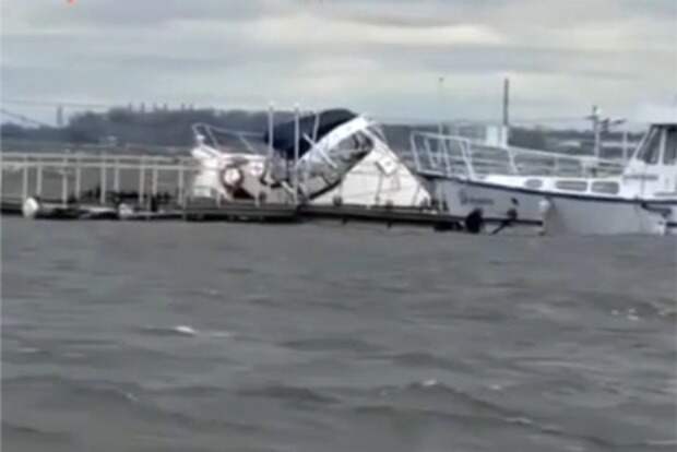 Яхта экс-депутата КПРФ за 17,9 миллиона рублей затонула в Волге и попала на видео