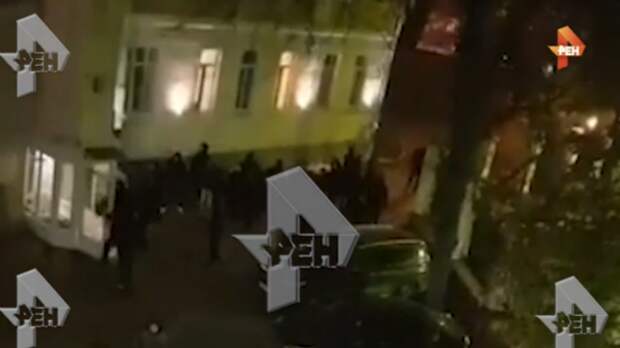 Футбольные фанаты устроили погром у гостиницы в центре Москвы
